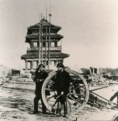Französische Soldaten bei einer Kanone in Peking während der Anglo-Französischen Expedition nach China, 1860